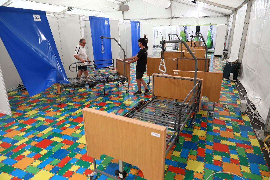 Desmontaje del hospital de campaña en la Sala Multiusos de Zaragoza