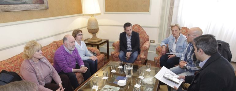 Xulio Ferreiro recibe a los representantes de la plataforma Víctimas del Alvia