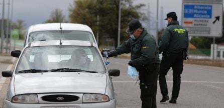 La Guardia civil, repartiendo mascarillas