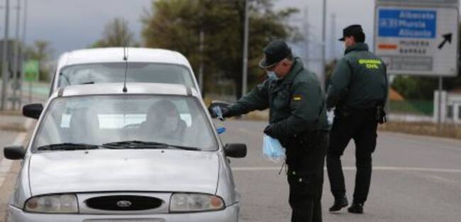 La Guardia civil, repartiendo mascarillas
