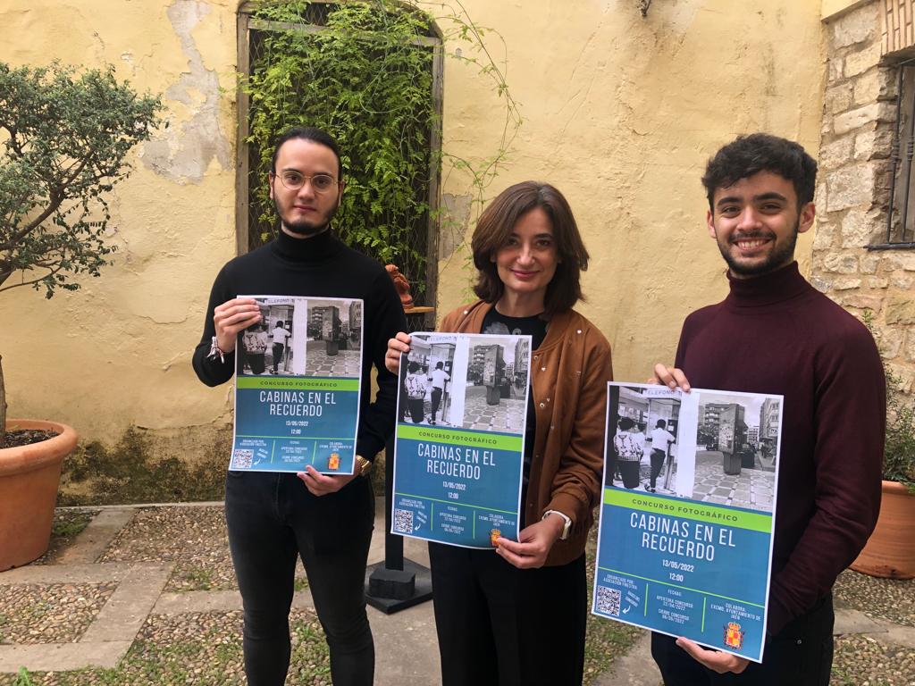 La concejala de Juventud, Eva Funes, junto a responsables de la asociación cultural Finestra.