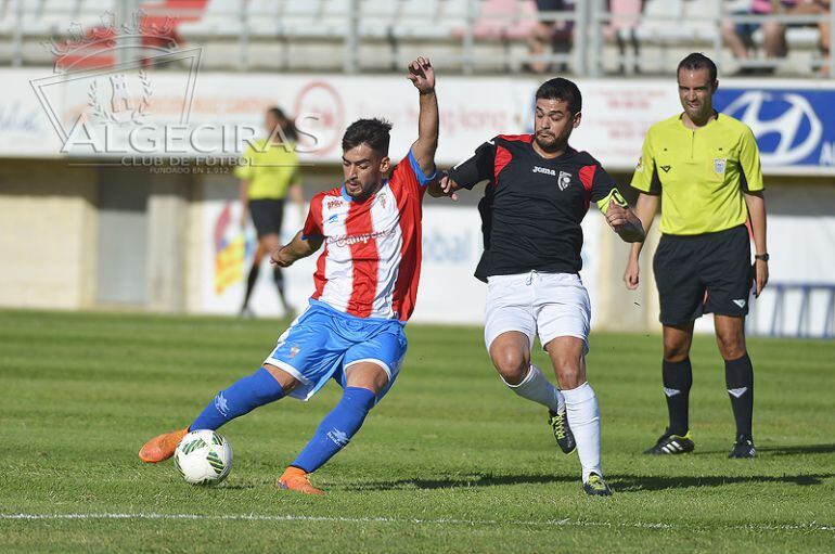 Tano golpea el balón antes del primer gol.