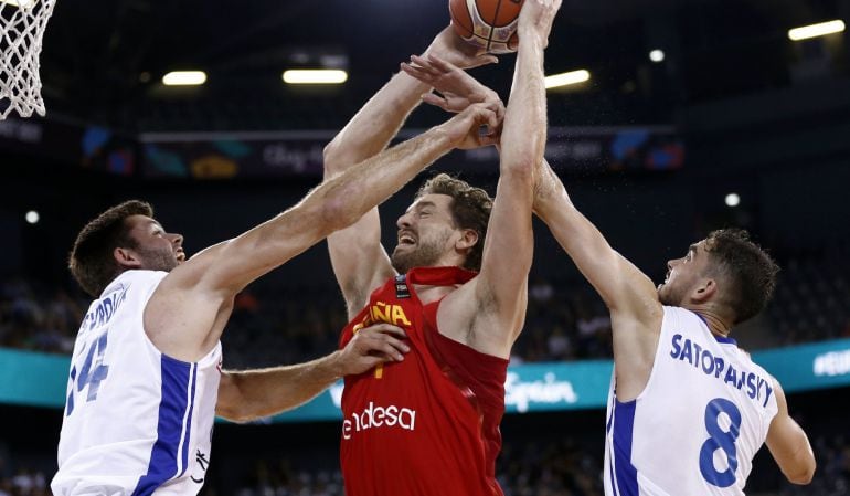 Pau Gasol intenta encestar ante la defensa checa