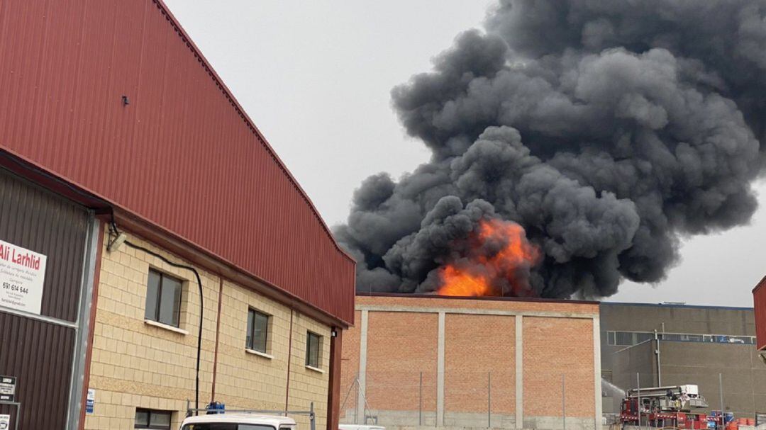 Imagen de la amplia columna de humo que ocasionó el fuego.