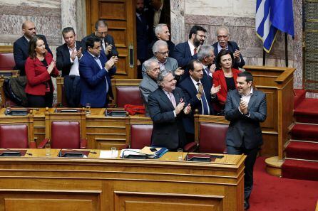 El Primer Ministro griego, Alexis Tsipras, y los miembros del gobierno aplauden despues de la votación del acuerdo entre Grecia y Macedonia