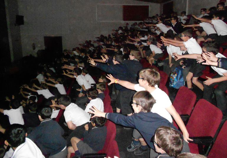 Los alumnos de un colegio quieren tocar los objetos que &quot;salen&quot; de la pantalla durante una proyección en tres dimensiones