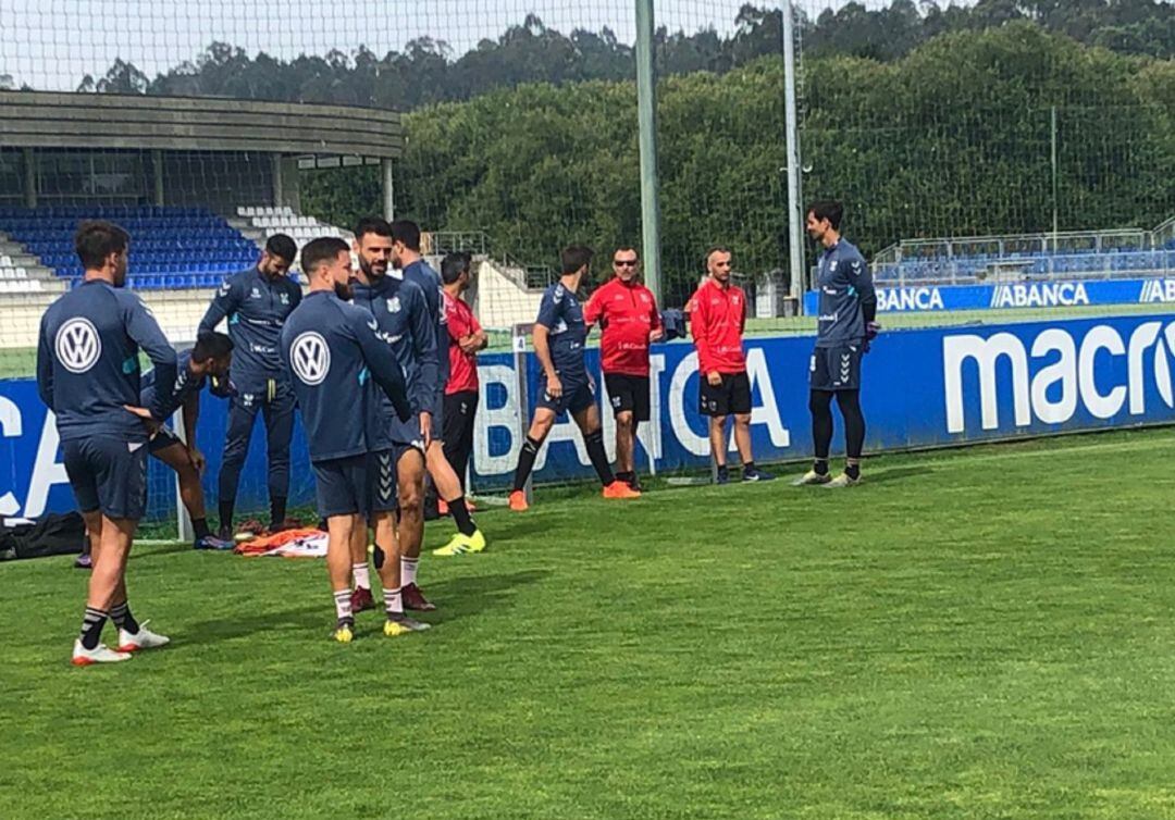 Los futbolistas blanquiazules, en Abegondo este domingo.