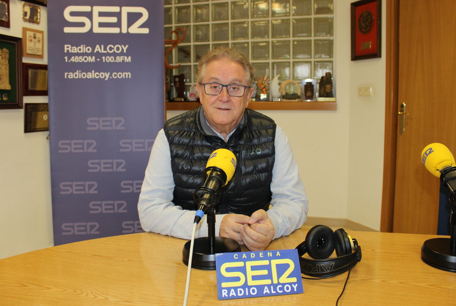 Antonio Bernabeu, alcalde de Castalla, en el estudio central de Radio Alcoy