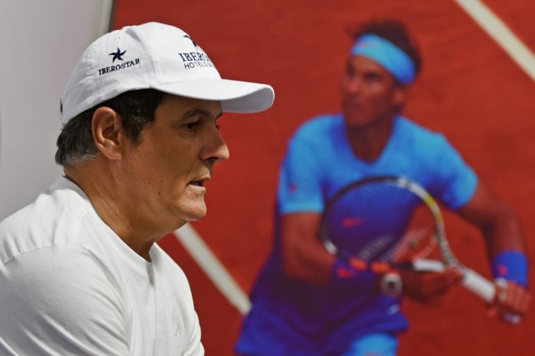 Toni Nadal, delante de un póster de Rafa