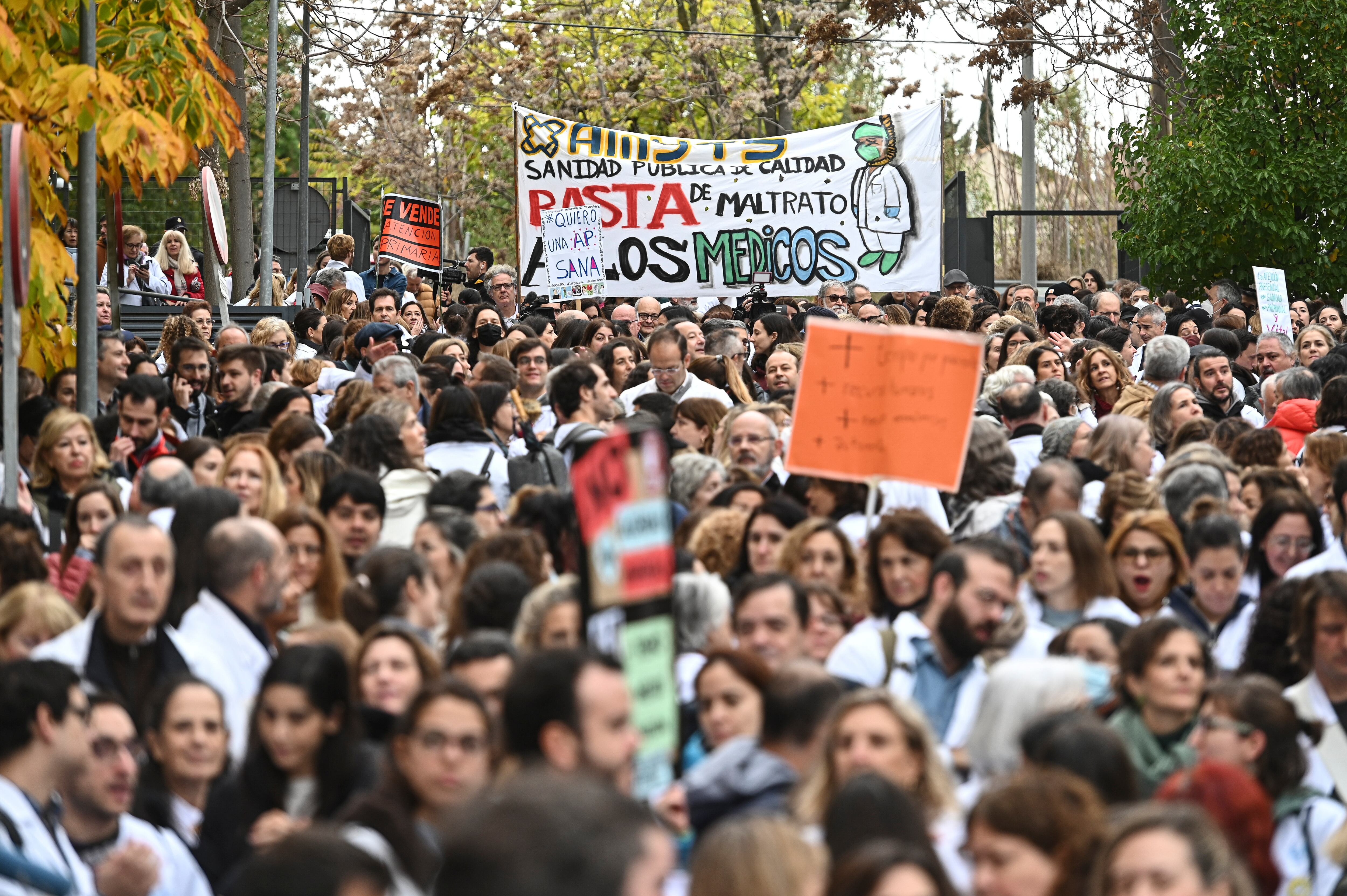 Participantes en la concentración convocada por el sindicato AMYTS, mayoritario entre los médicos madrileños, frente a la Gerencia de Atención Primaria, con la asistencia de médicos, como acto de inicio de la huelga que secundan desde este lunes.