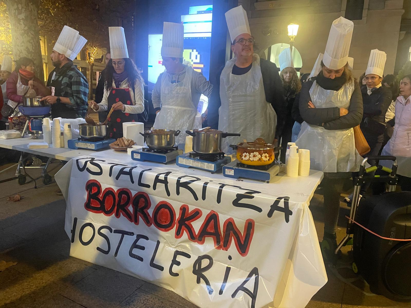 Los hosteleros en huelga en Vitoria han repartido chocolate caliente en la Plaza de Correos