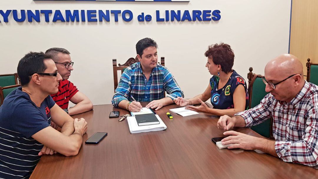 José Luis roldán se reúne con trabajadores y representantes de UGT para abordar la reapertura del aparcamiento de San Agustín.