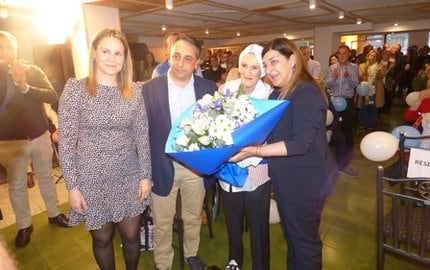 Entrega de un ramo de flores a Gema Díaz en un acto en su localidad natal.