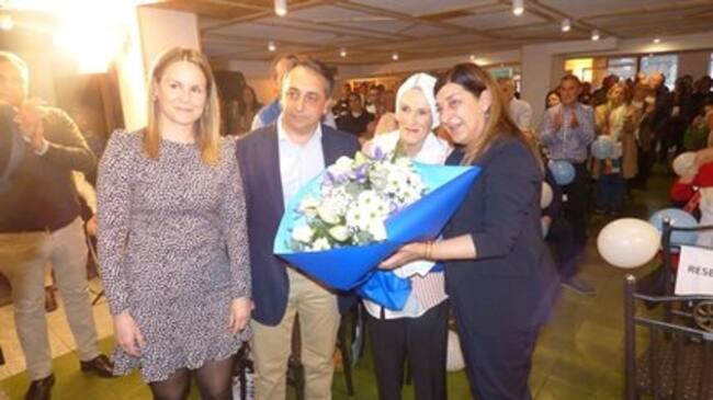 Entrega de un ramo de flores a Gema Díaz en un acto en su localidad natal.