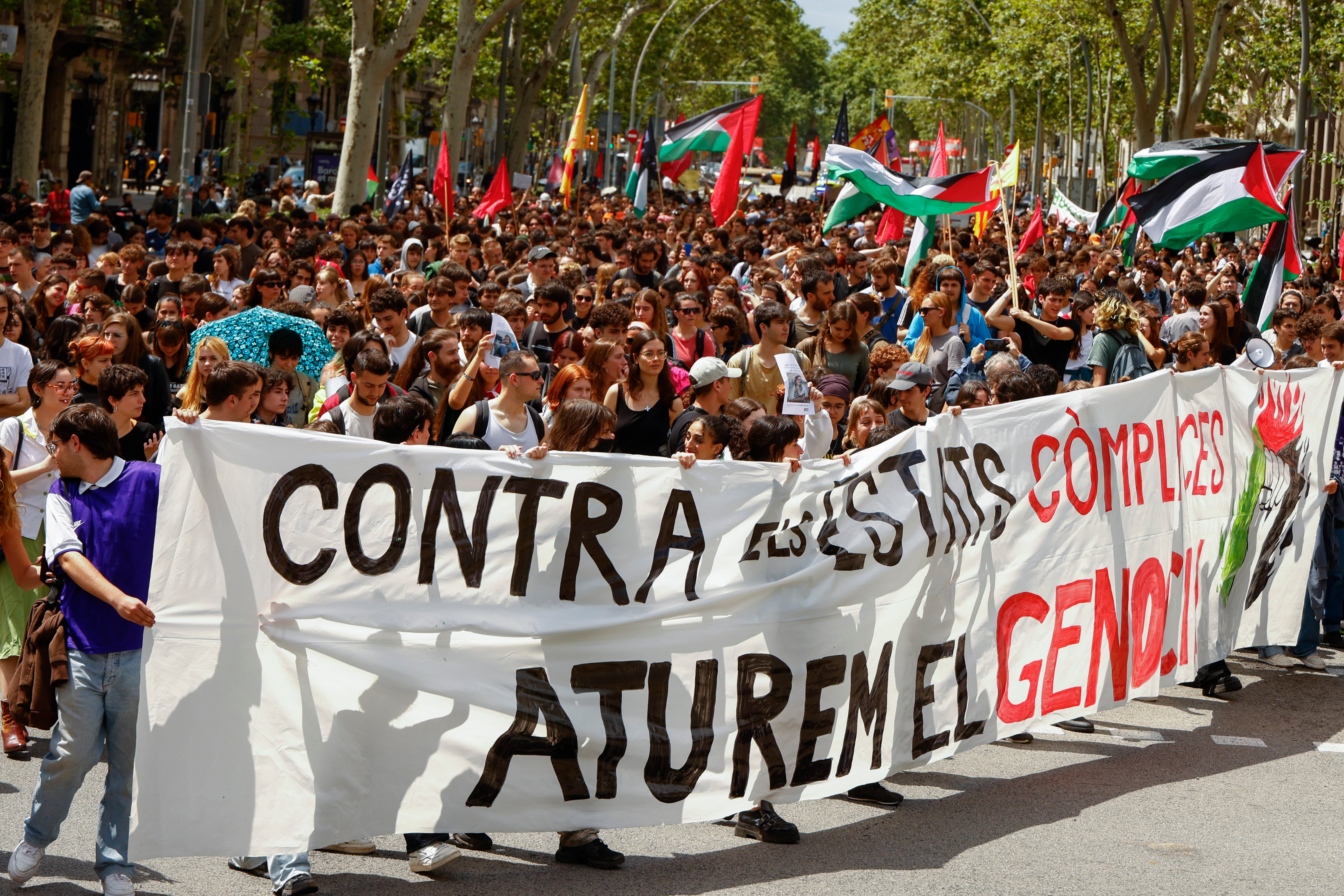 Estudiantes convocados por la asamblea de la Acampada de la de Universidad de Barcelona (UB) por Palestina participan en la manifestación que recorre el centro de Barcelona