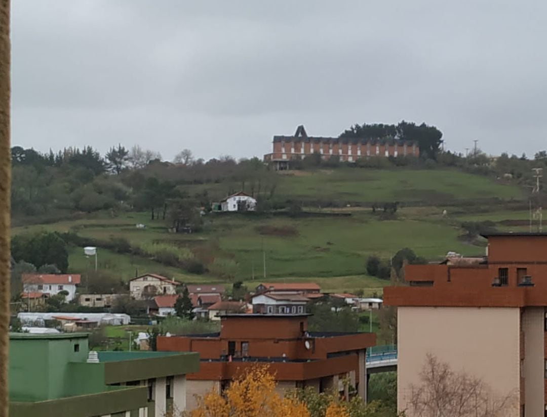 El antiguo convento de las dominicas a lo alto del monte Kurkudi junto con la ladera que el ayuntamiento de leioa pretende recalificar.