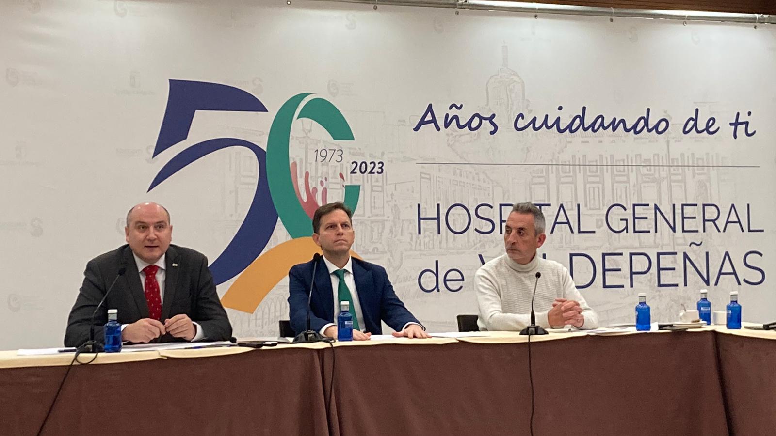 Imagen durante el desayuno informativo, organizado por el Hospital de Valdepeñas. En la foto aparecen (de derecha a izquierda): Jesús Martín, alcalde; Damián Aranda, gerente del Hospital y Francisco José García, delegado de Sanidad en la provincia de Ciudad Real