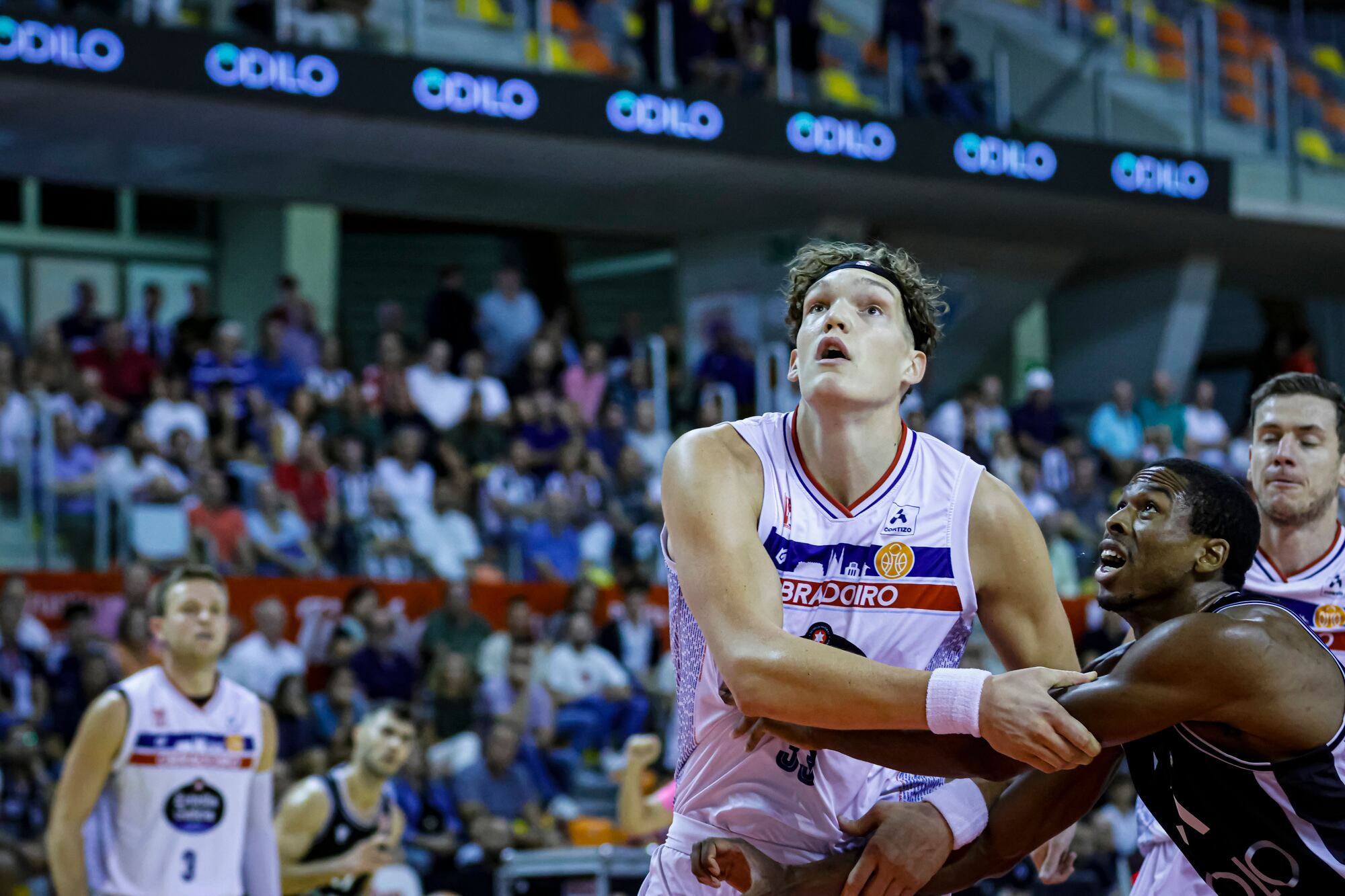 Jake Stephens pelea por un rebote durante el partido en Cartagena