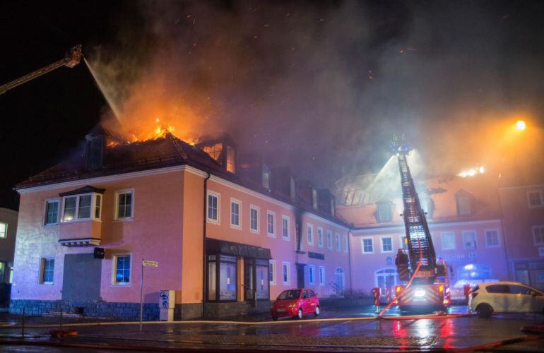 Labores de extinción del incendio en el albergue para refugiados de Bautzen.
