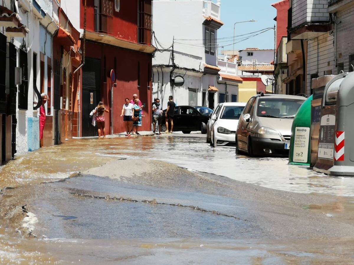 Un tramo de la calle Colón de La Línea acaba inundado tras la rotura de una tubería