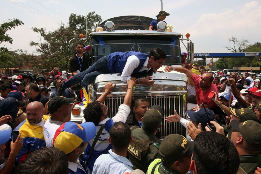 El diputado regional Lester Toledo, representante para la asistencia humanitaria del presidente interino de Venezuela, Juan Guaidó, se sube a un camión, este sábado, en Cúcuta (Colombia).