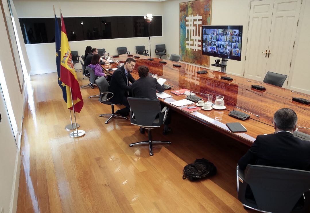 El presidente del Gobierno, Pedro Sánchez, se reúne por videoconferencia con los presidentes autonómicos, en Madrid (España) a 19 de abril de 2020.