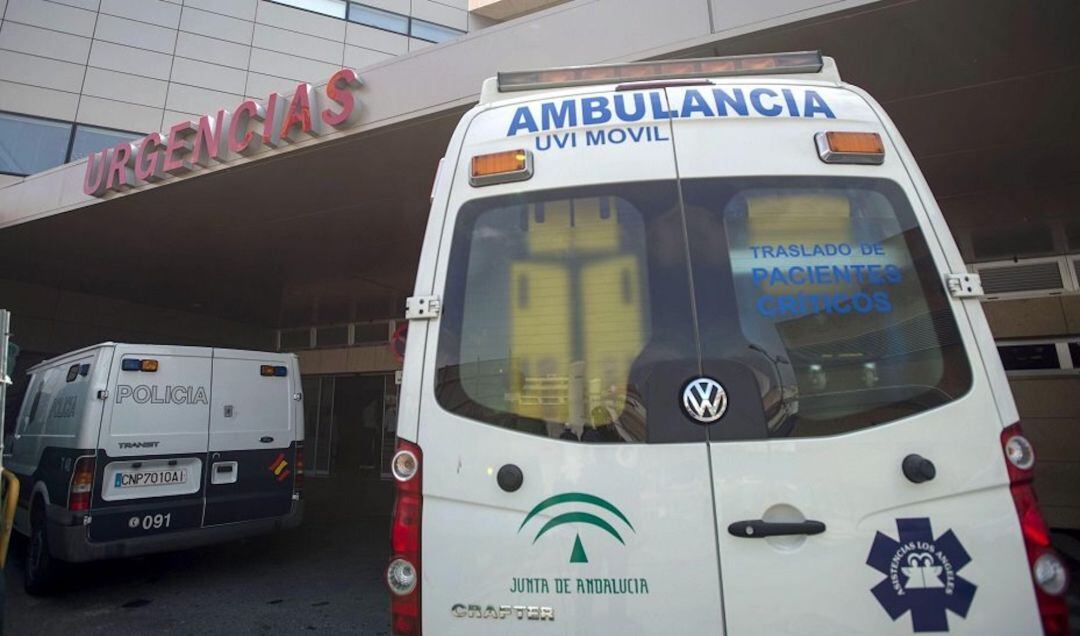 Ambulancia a las puertas de un centro hospitalario 