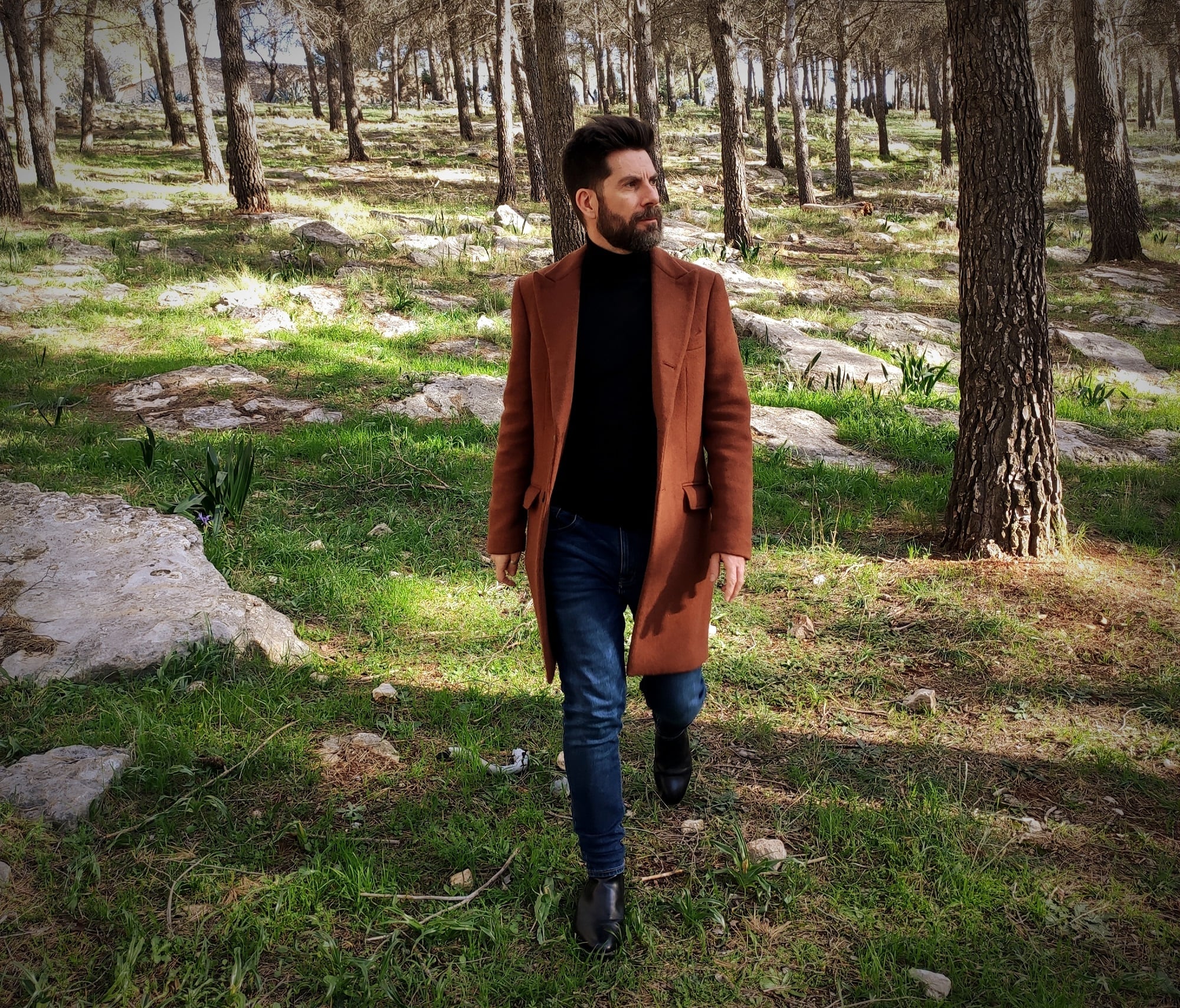 Jose Gómez Garrido, periodista de Radio Jaén Cadena SER y también poeta, caminando en un paraje de naturaleza