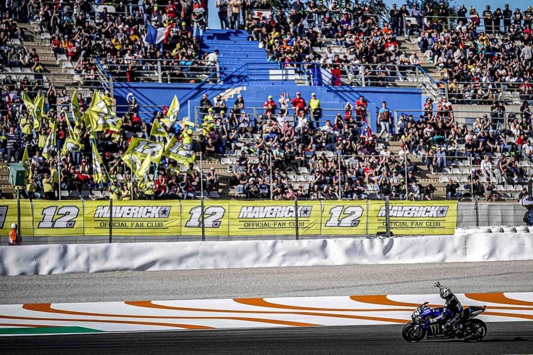 Maverick Viñales passant per davant de la seva afició