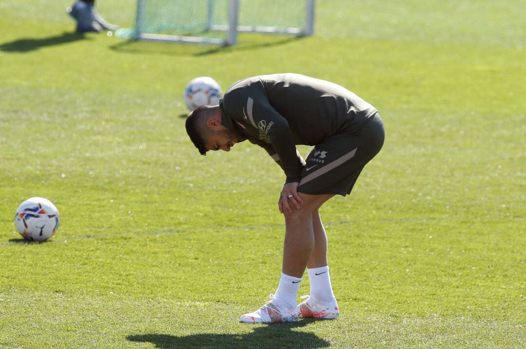 El delantero del Atlético de Madrid Luis Suárez asiste al entrenamiento del equipo celebrado en la Ciudad Deportiva Wanda en Majadahonda