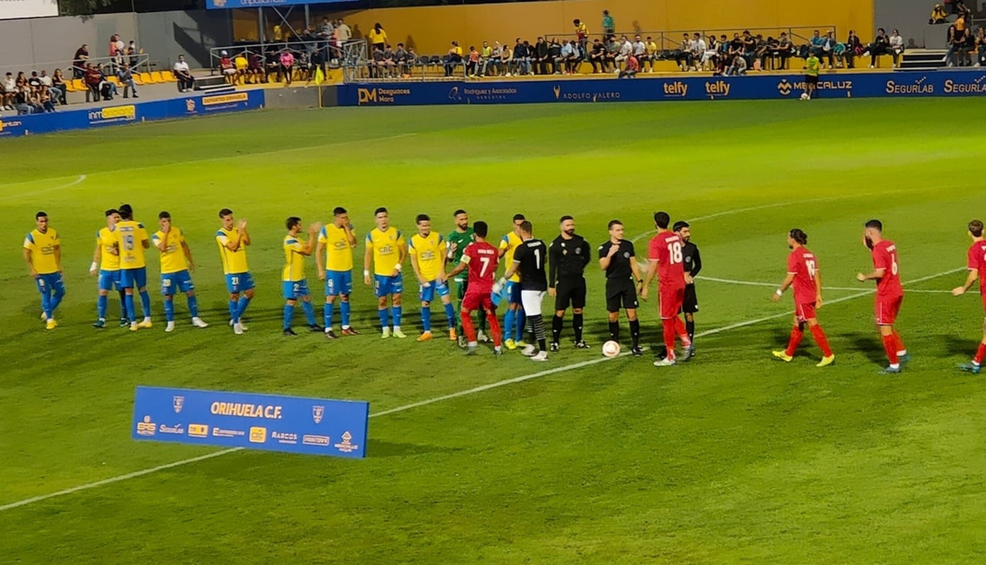 Los jugadores de ambos conjuntos se saludas al inicio