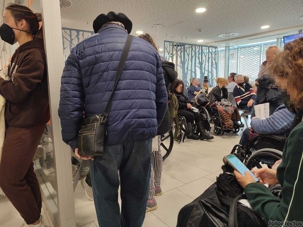 Decenas de pacientes abarrotan la sala de espera de las Urgencias de Txagorritxu