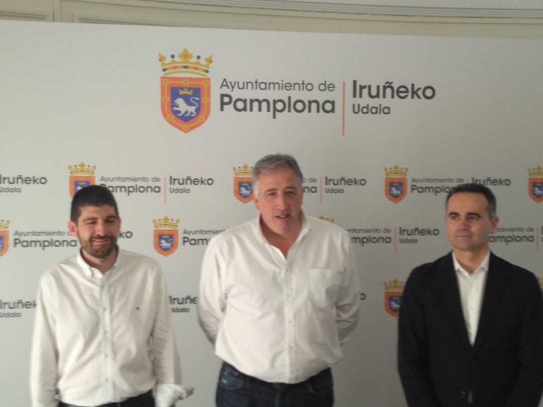 El alcalde Joseba Asiron, junto al concejal delegado Aritz Romeo, y al gerente de Animsa, Txema Aguinaga, 