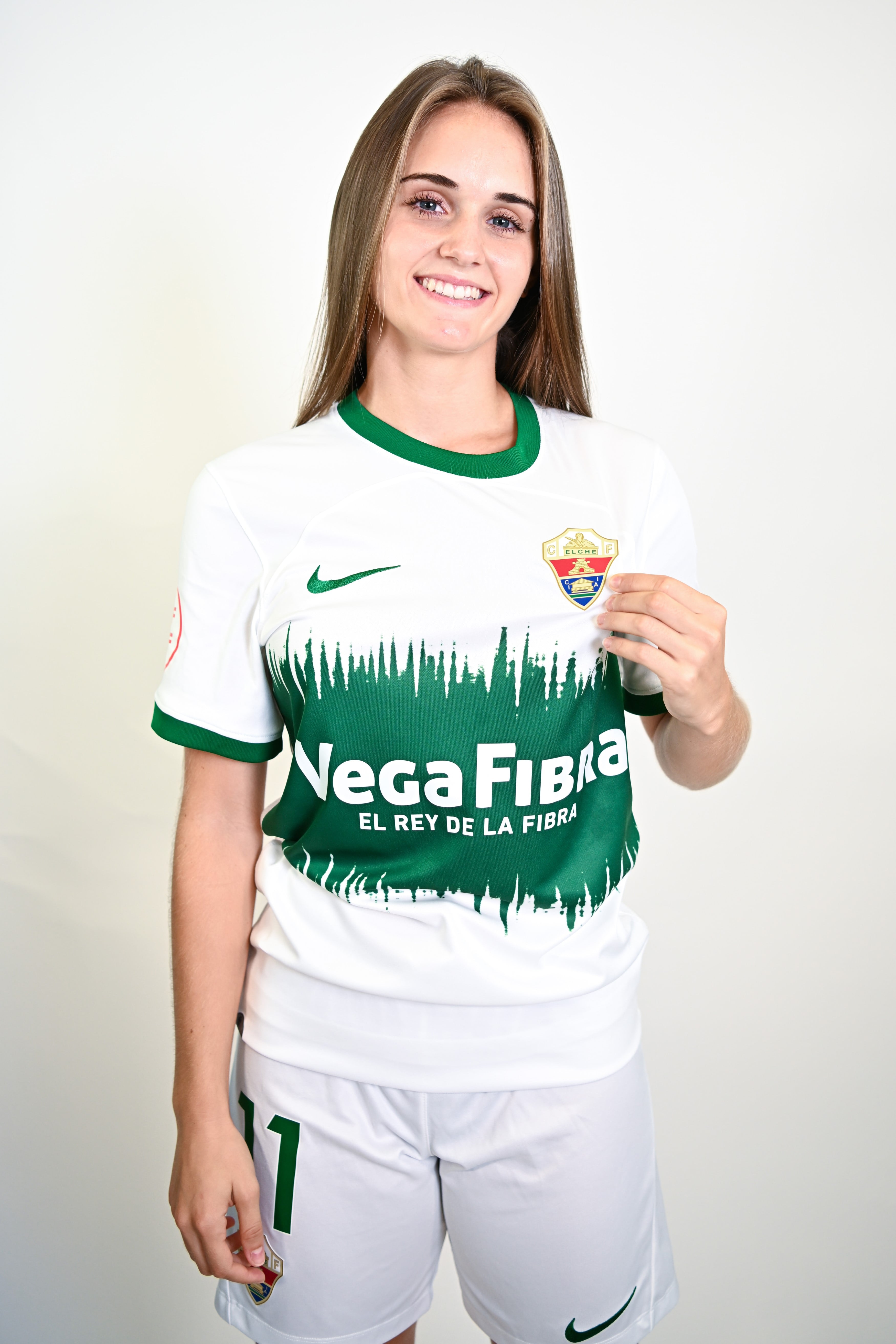 Elena Pino, del Elche Femenino, luce el logo del nuevo patrocinador