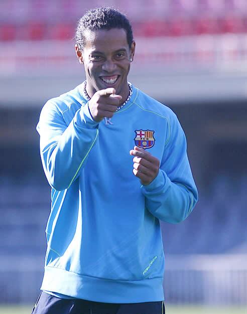 El retorno de Ronaldinho, después de un mes del último partido del brasileño, es la gran novedad de la convocatoria del Barcelona para recibir este jueves al Villarreal