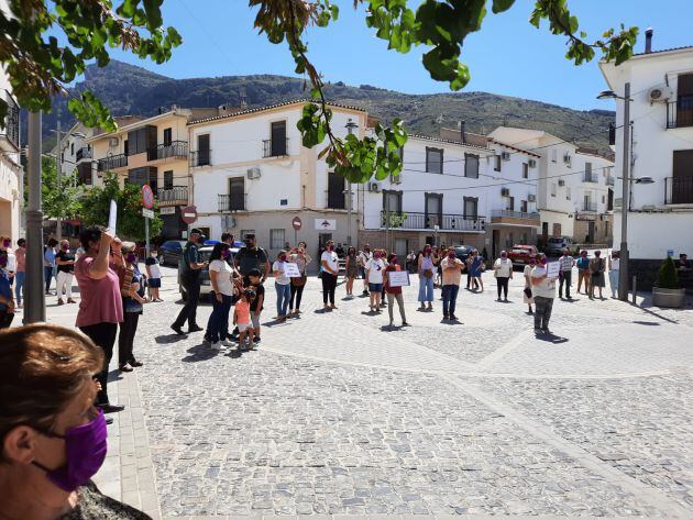 A pesar de ser un dia de fiesta numerosas mujeres pidieron justicia para su vecina