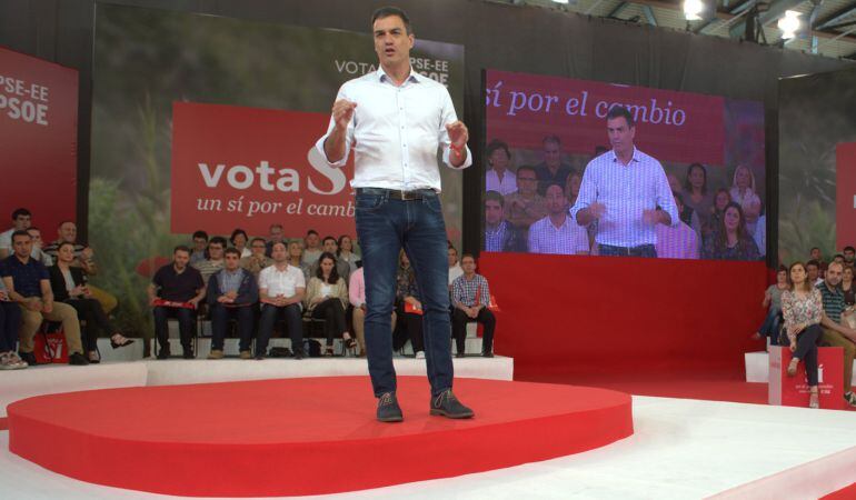 El candidato del PSOE, Pedro Sánchez, este sábado en un acto de campaña en Durango