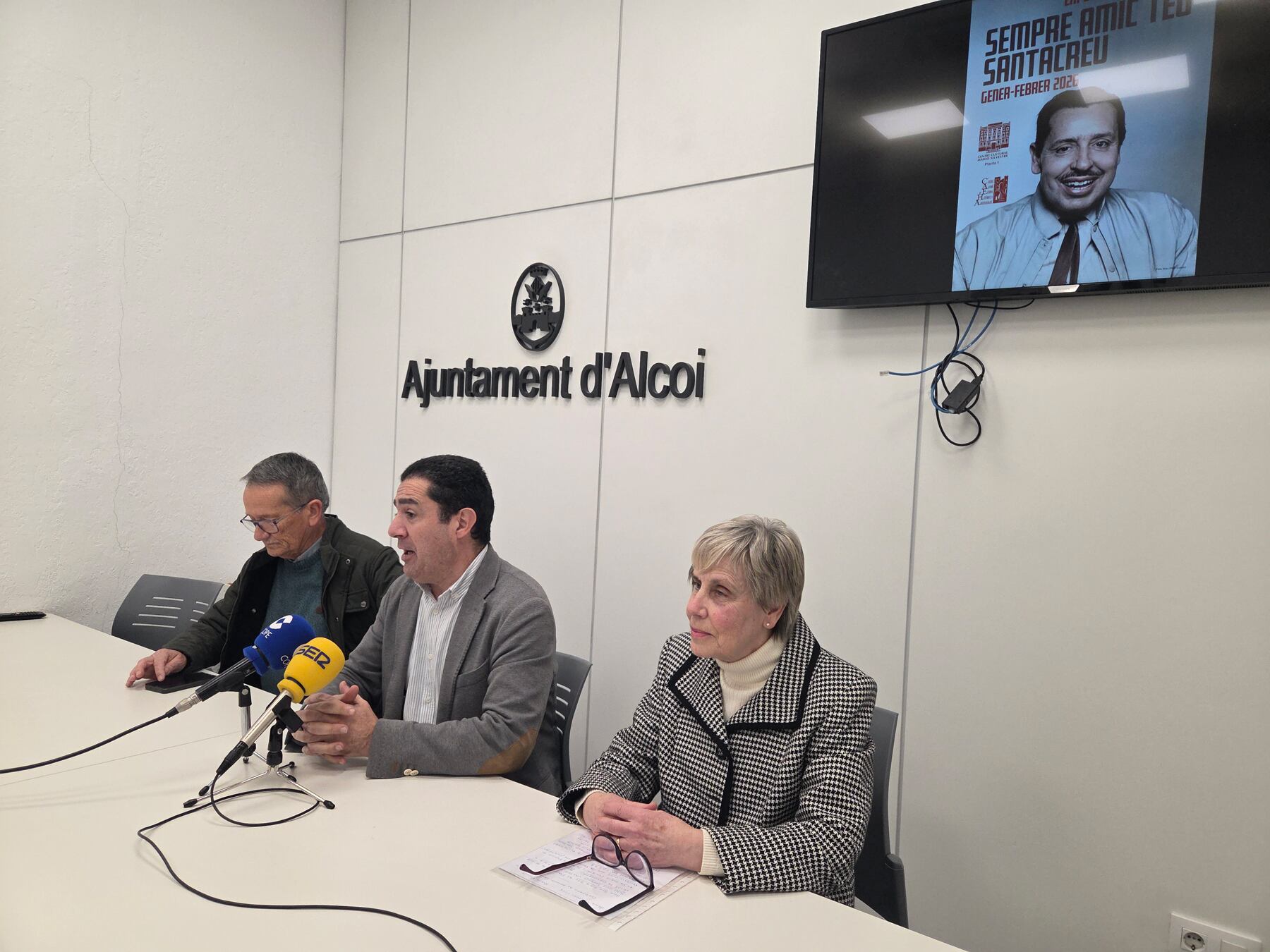 El alcalde Toni Francés, el historiador José María Segura y la hija de Armando Santacreu, Encarna