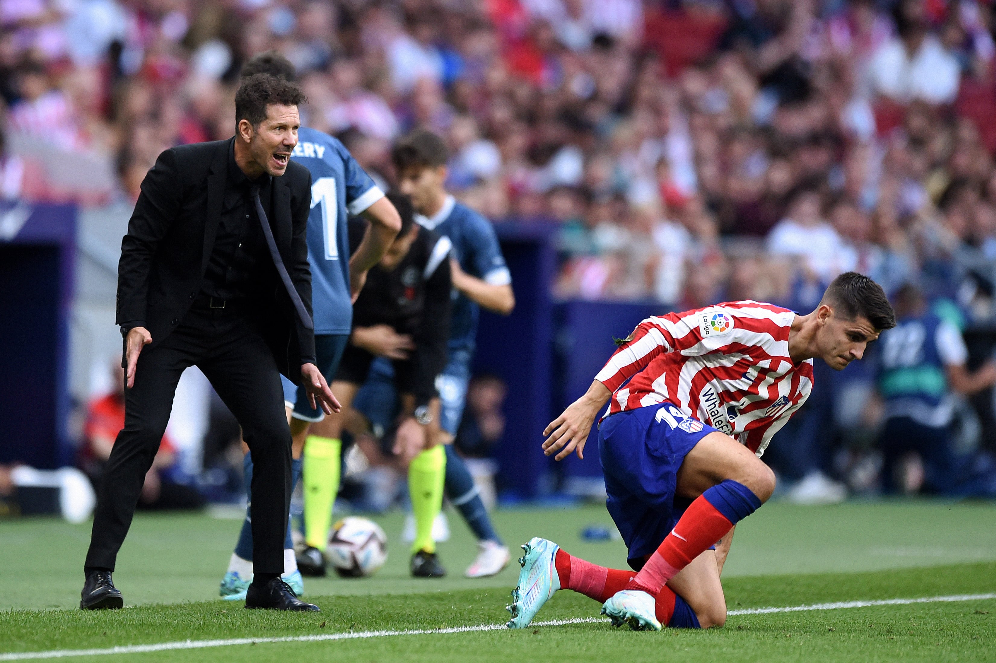 Diego Pablo Simeone habla con Álvaro Morata durante un partido del Atlético de Madrid