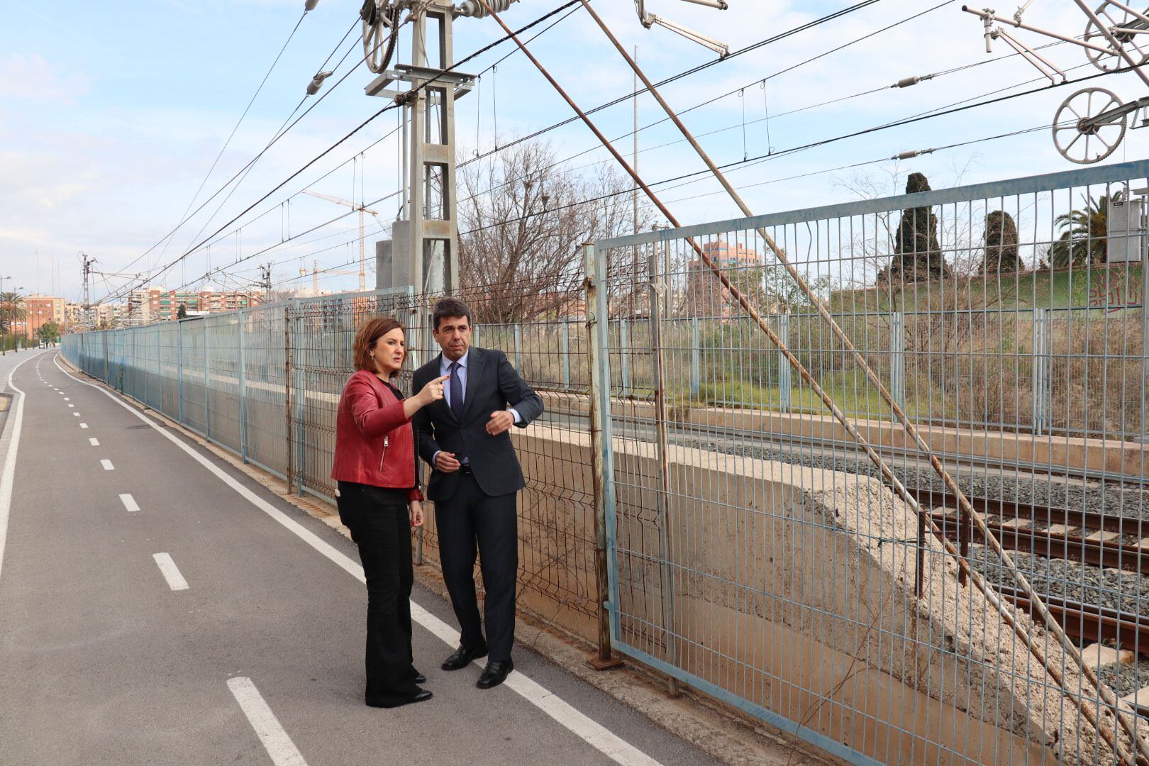 María José Catalá y Carlos Mazón, junto a las vías de Serrería