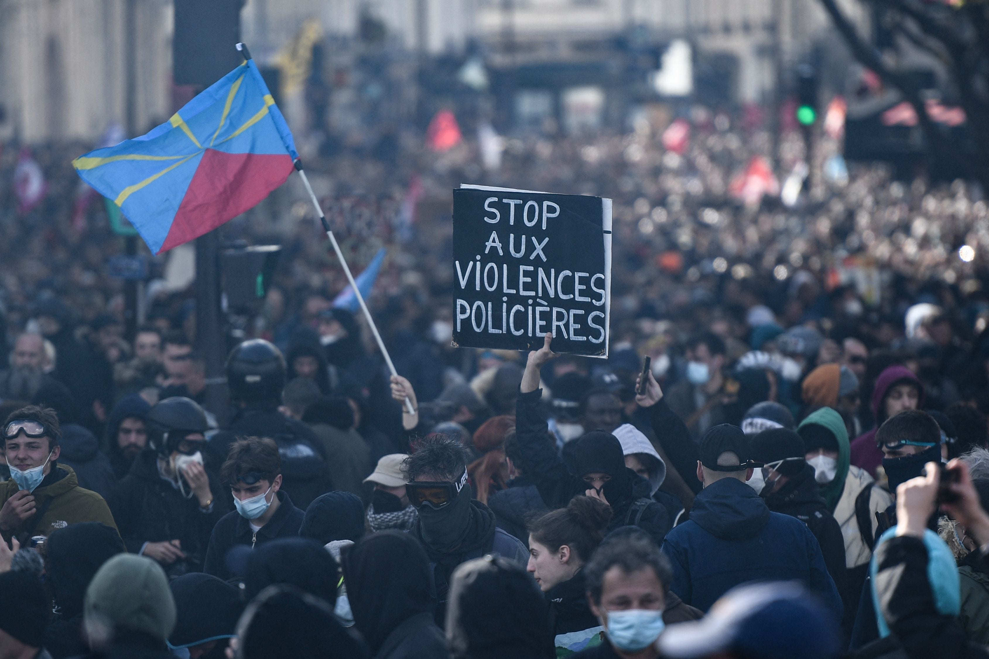 Imagen de la protesta que recorre las calles de París, Francia