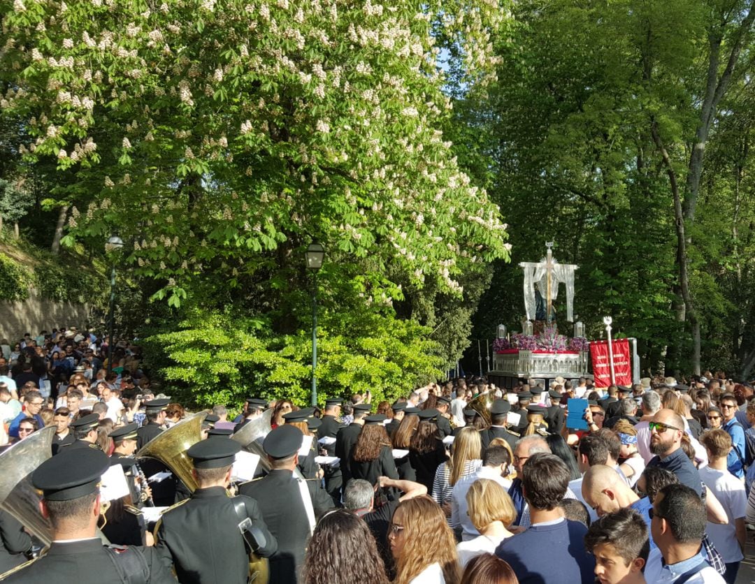 Cientos de personas en la procesión de la Virgen de la Alhambra en la Semana Santa de Granada del 2018