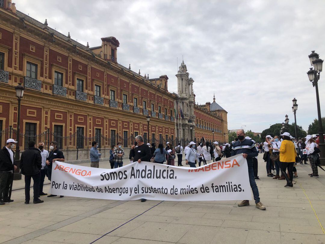 Trabajadores de Abengoa formando a las puertas del Palacio de San Telmo.