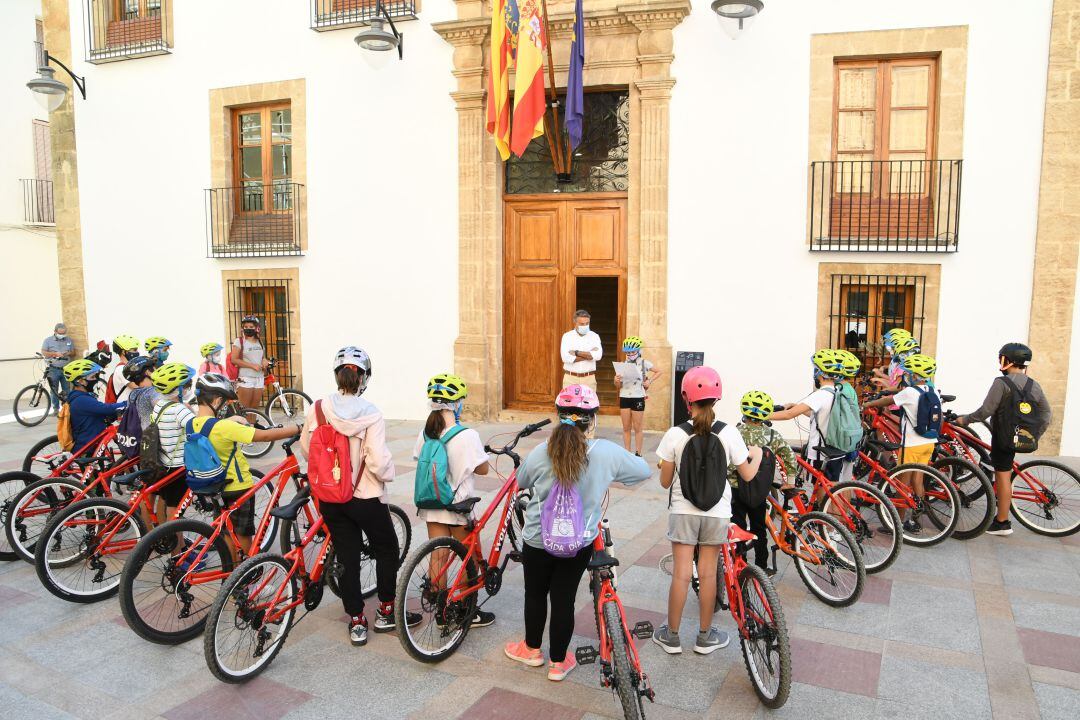 Recepción a los alumnos del colegio Trenc d&#039;Alba a puertas del Ayuntamiento de Xàbia.