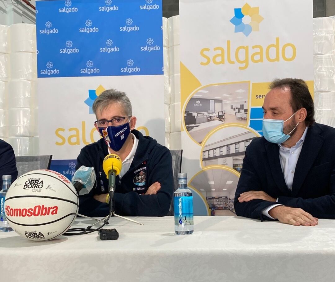 Moncho Fernández y Ramón Salgado, del patrocinador Limpiezas Salgado, en la rueda de prensa del técnico