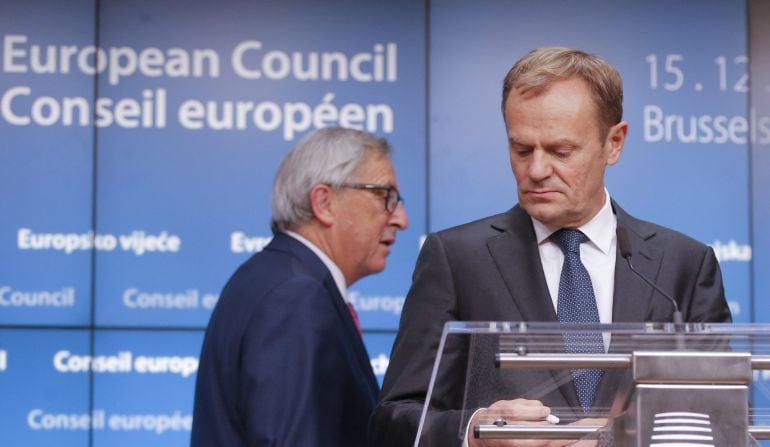 El presidente del Consejo Europeo Donald Tusk (d) y el presidente de la Comisión Europea Jean-Claude Juncker participan en una conferencia de prensa al final de una Cumbre Europea en Bruselas (Bélgica)