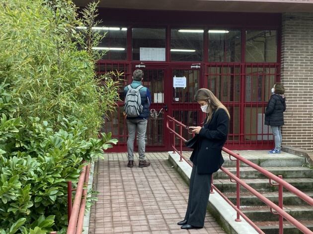 Teresa, Toni y Cristina esperan a que abra el dispositivo de test de antígenos instalado en el campus sur de la Universidad Politécnica de Madrid