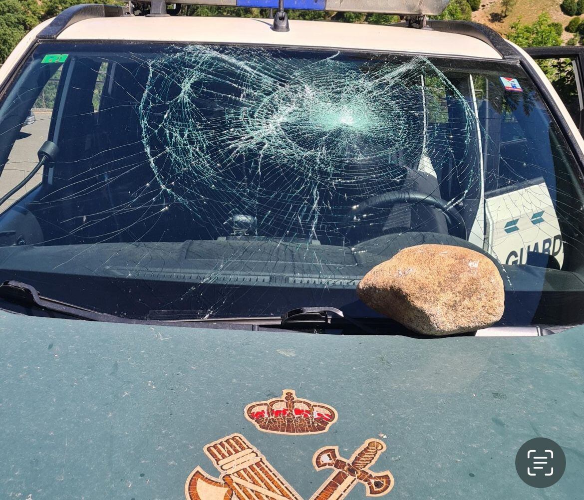 Así quedó el vehículo tras la pedrada