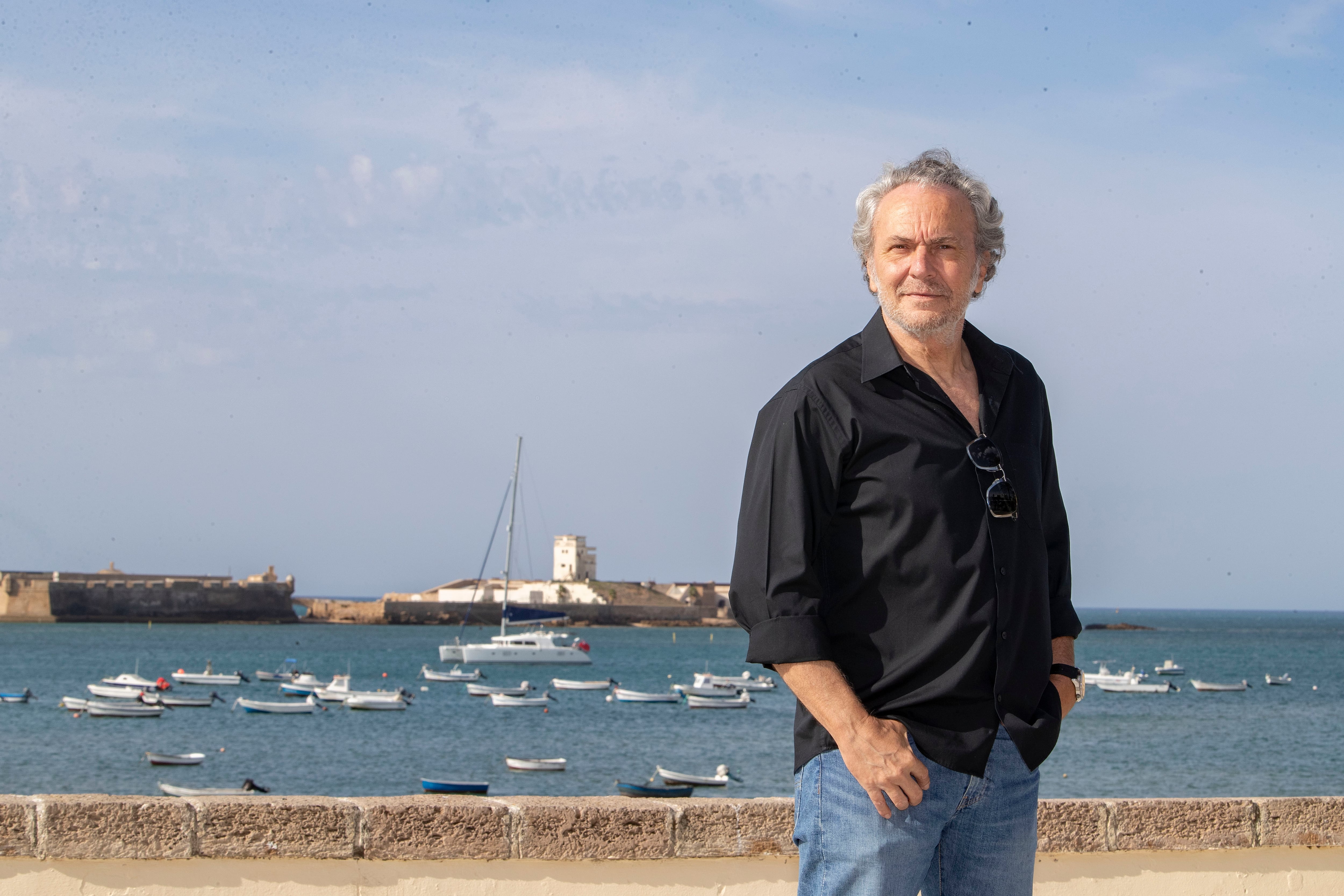 CÁDIZ (ANDALUCÍA), 07/10/2023.- El actor José Coronado posa para los fotógrafos este sábado en la playa de la Caleta (Cádiz ) dentro del festival South International Series Festival. EFE/Román Ríos
