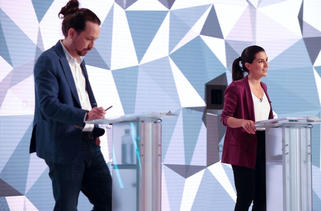 Los candidatos a la presidencia de la Comunidad de Madrid, Pablo Iglesias y Rocio Monasterio, durante el debate que se celebra hoy miércoles en los estudios de Telemadrid. 